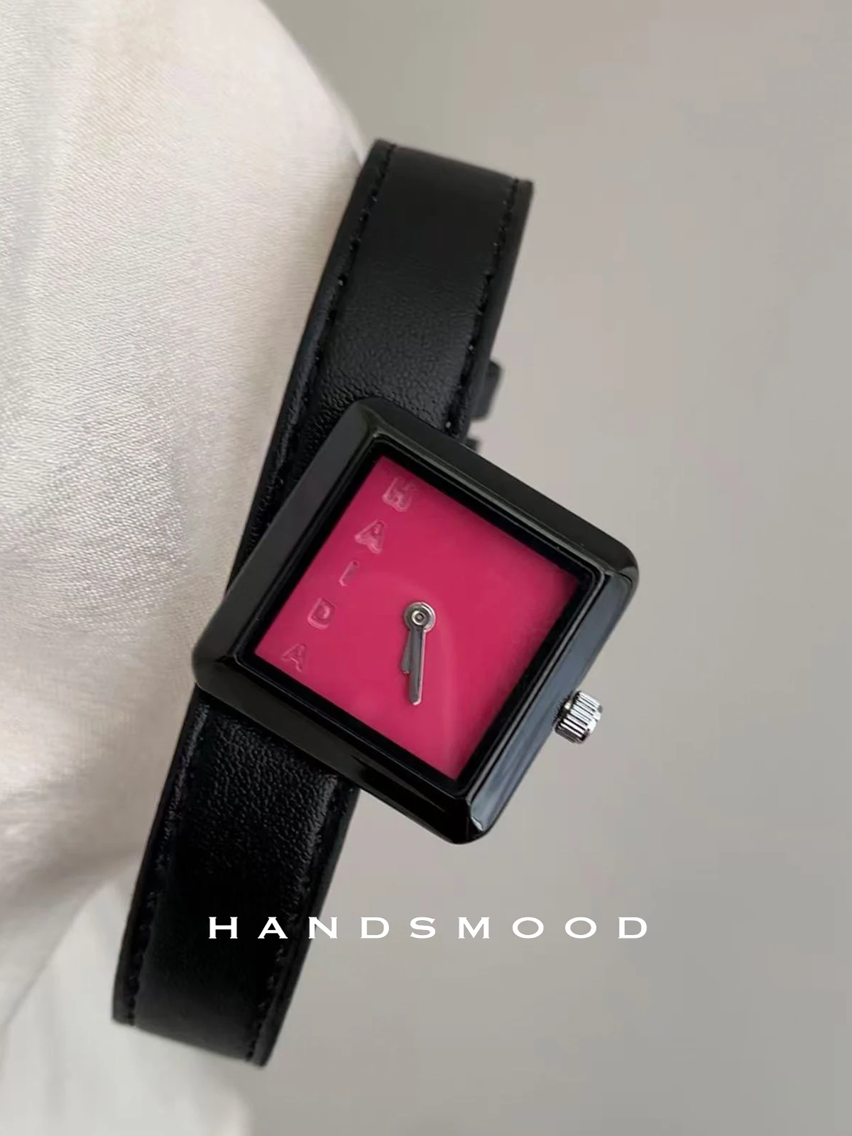 Orologio da donna in pelle elegante e alla moda di fascia alta con smussatura nera rosa rossa per gioielli da donna orologi di fascia alta orologi da donna alla moda