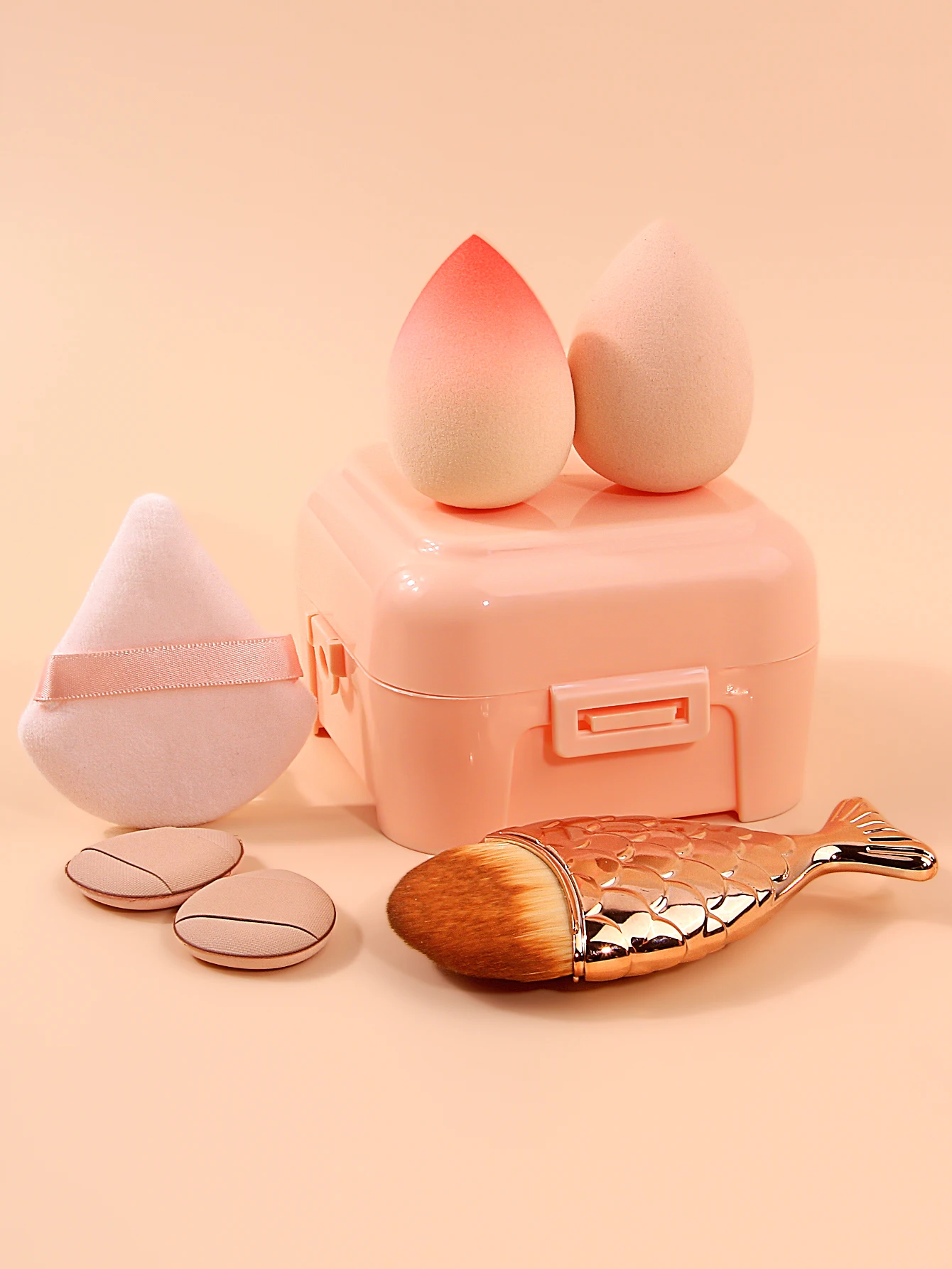 إسفنجة مكياج رقيقة محاصرة عالية الارتداد على شكل بيضة تجميل ناعمة على شكل مثلث مع أداة فرشاة كريم الأساس على شكل ذيل السمكة