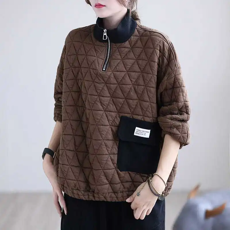 بلوفرات نسائية دافئة مبطنة بالقطن بياقة واقفة وجيب مرقع معاطف جديدة لخريف وشتاء 2025 قطع علوية نسائية عصرية #3