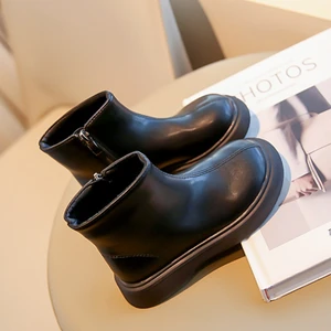 Botların ilk 10 satışı, siyahlı kız no. 5