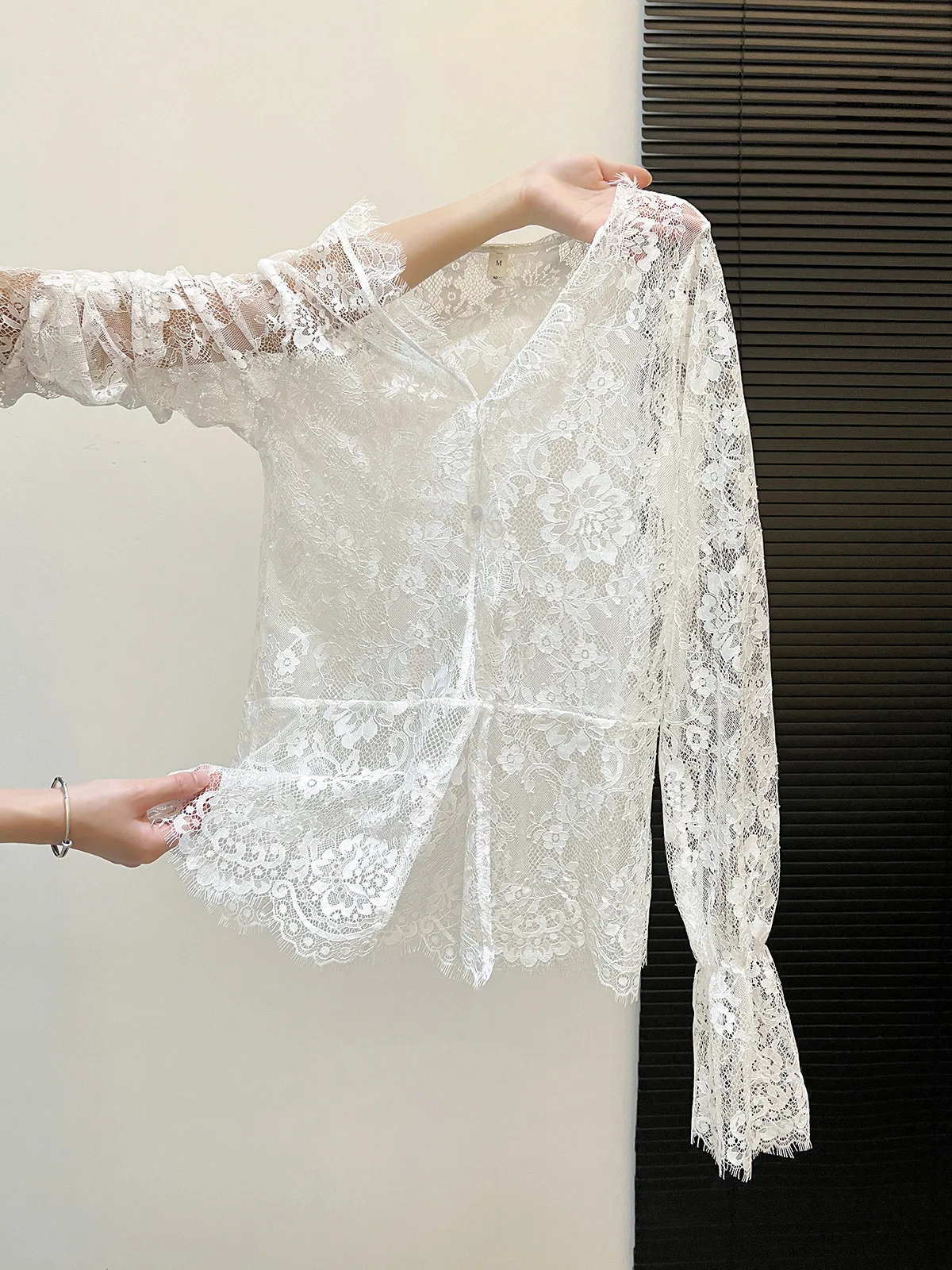 

Весенне-летняя кружевная блузка для женщин в французском стиле, элегантная, сексуальная, с ажурной сеткой, V-образным вырезом и длинными рукавами.