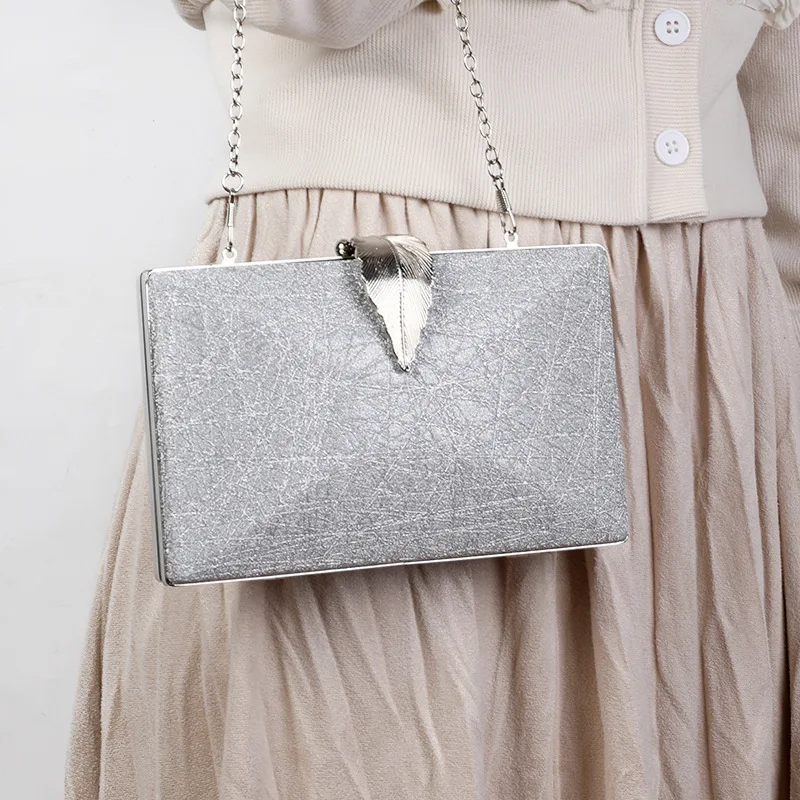 Bolso de mano plateado de lujo para mujer, bolso y bolsos de boda de diseñador de alta calidad, bolso cruzado con cerrojo en forma de hoja para teléfono, novedad de 2025