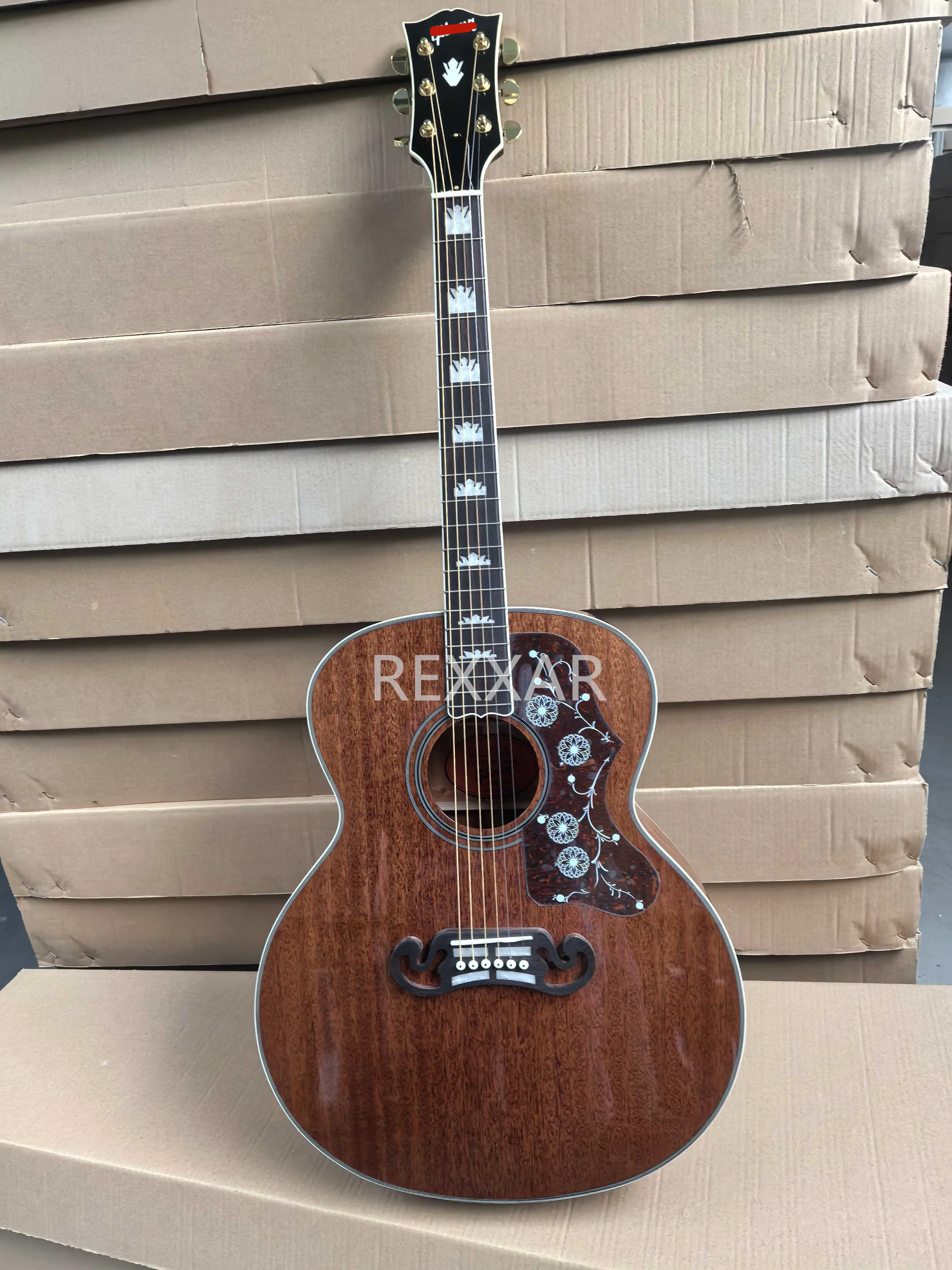 جيتار صوتي J200، لون الخشب الطبيعي، سطح من الخشب الصلب بزهر الخوخ، جانب وخلفي من خشب زهر الخوخ، إكسسوارات ذهبية، EQ i #2