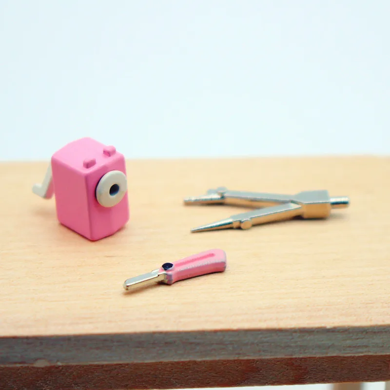 

1set Dollhouse Mini Knife Pencil Sharpener Compass Model Simulation Classroom Scene Pocket Doll Accessories Decoration Decor