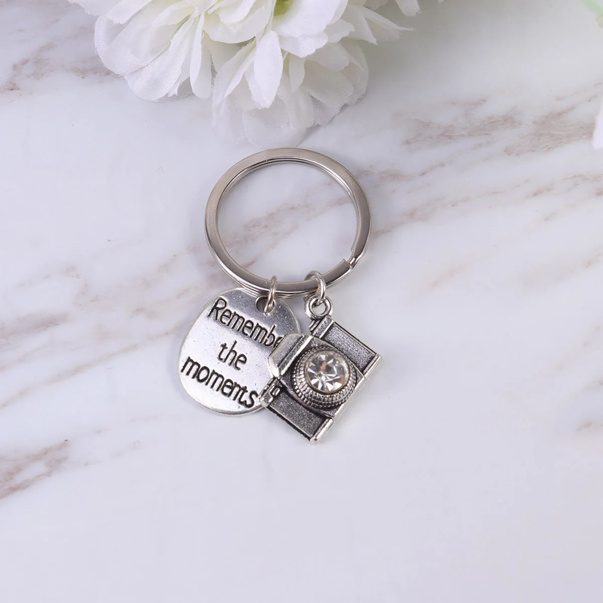 Metal Key Ring Key ChaiMetal Key Ring Key Chain Creative Diamond Camera Shape Pendant for Friendsn Remenber the Moments Creative