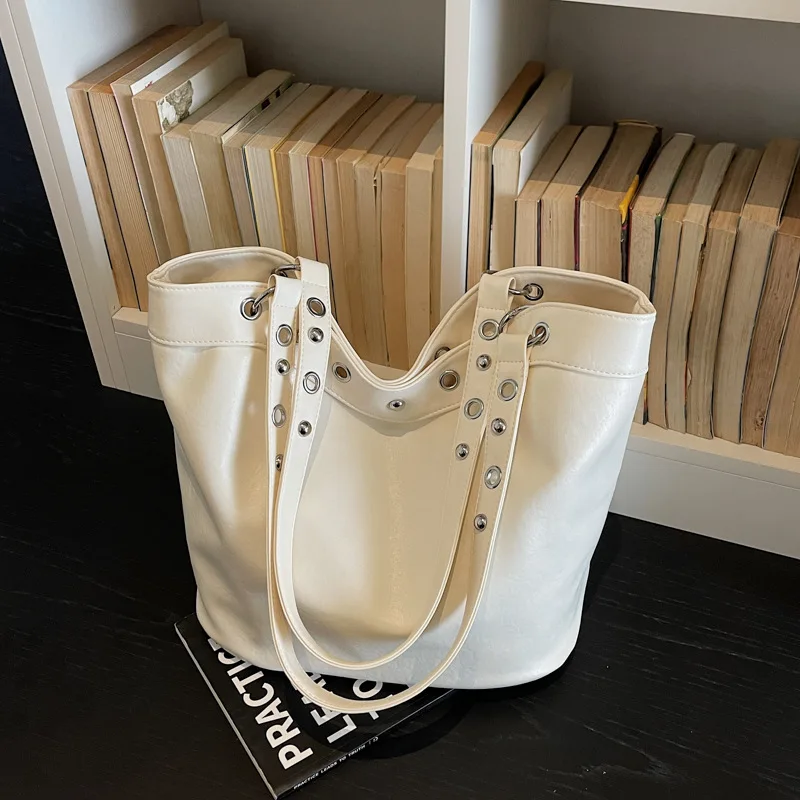 

Модная женская сумка через плечо с заклепками, большая вместительная элегантная дизайнерская сумка из мягкой искусственной кожи, большая женская сумка-тоут, сумка-ведро.