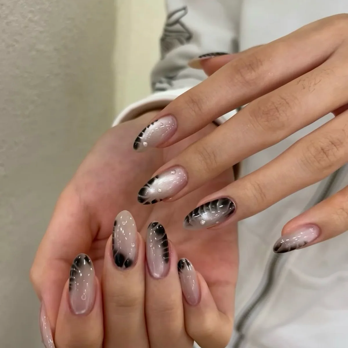 

10PCS Handmade Press on Nails Almond Shape French Tip Design Hand-painted Carvings Advanced False Nail Glue on Artificial Nails