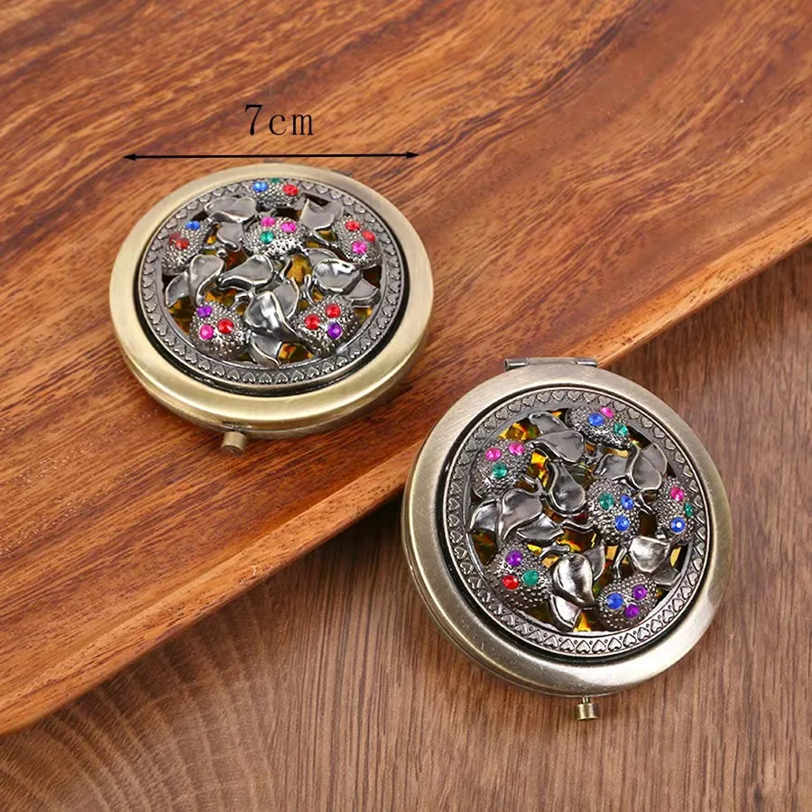 Round Compact Mirror Vintage - Style Mini Metal Makeup Mirror Women's Gift Pocket Folding Double-sided Makeup Mirror 7cm