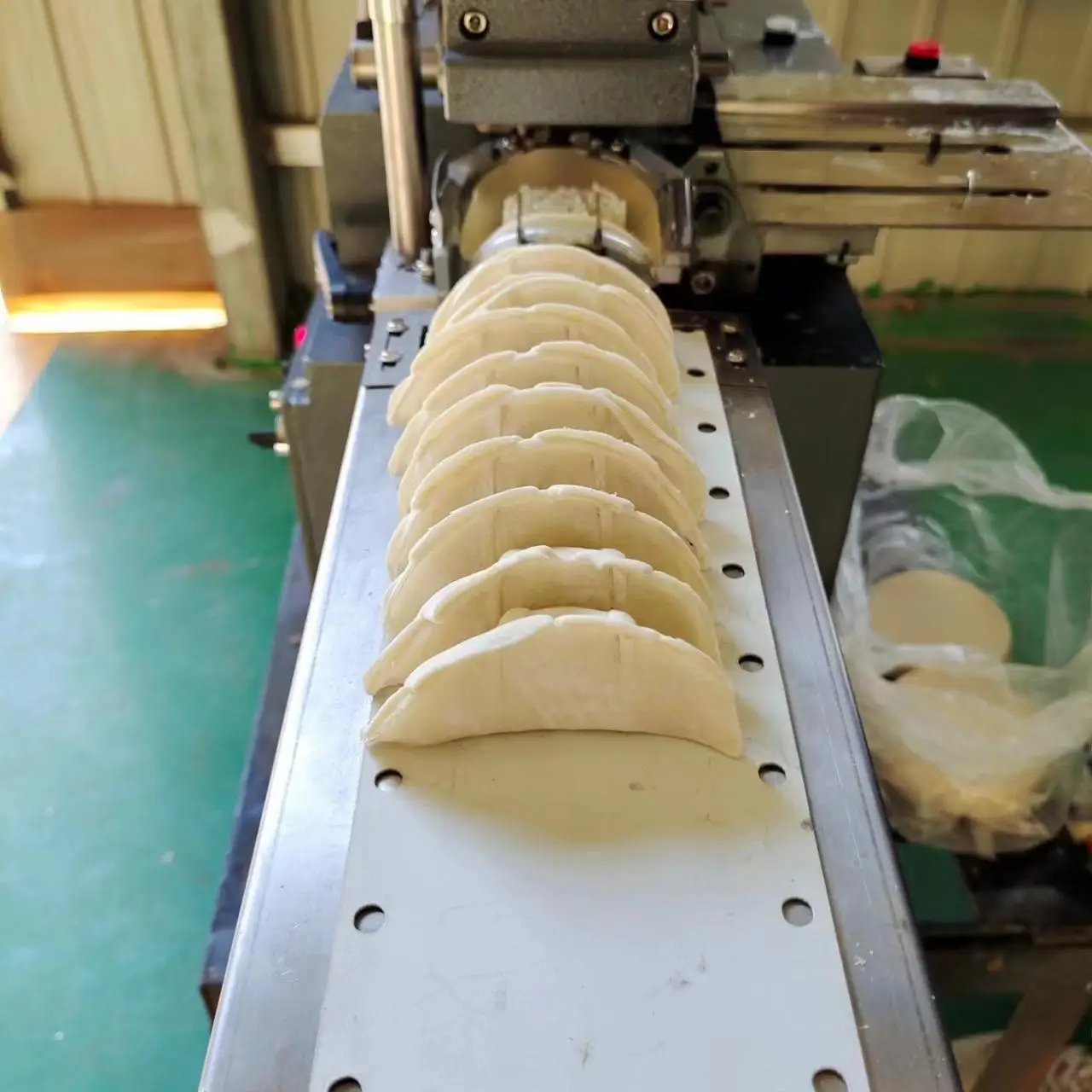 Compact Japanese Gyoza Making Machine Mini Fried Dumpling Pastry Jiaozi Potsticker Samosa Filling Wrapping Maker Top