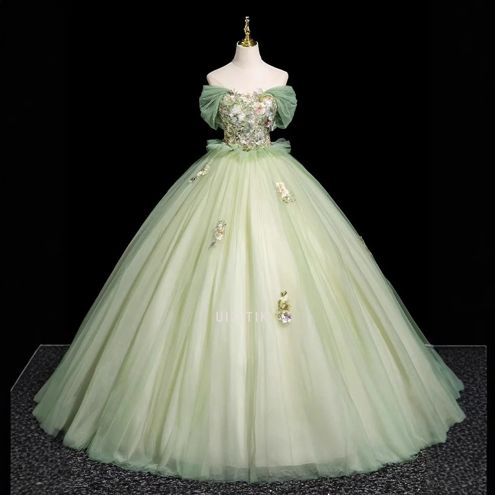 

Зеленые кружевные аппликации с блестками, тюлевые платья Quinceanera, 2025 г., с открытыми плечами и оборками, вечернее платье для выпускного вечера, платья 15 лет