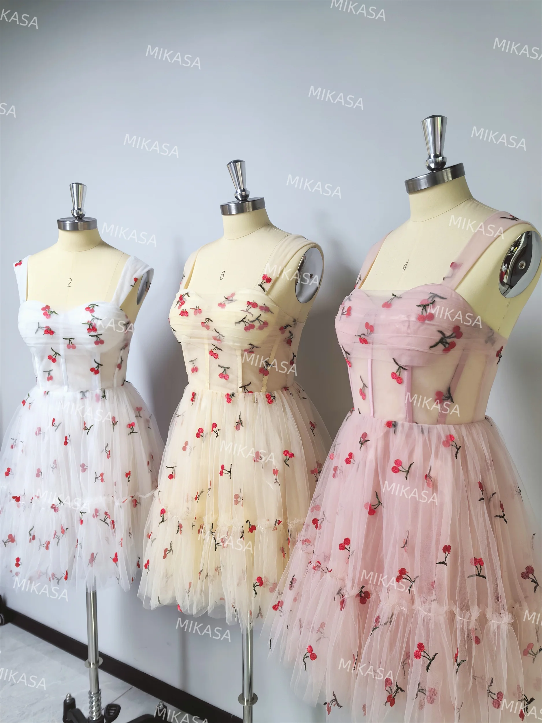 チェリー刺繍かわいいプロムドレス女の子のホームカミングドレススパゲッティストラッププリーツバックレスミニ家族集まりパーティードレス