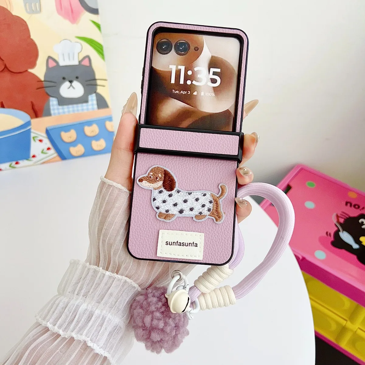 Niedliche Cartoon-Dackel PU-Leder Handyhülle für Motorola Razr 70+ 70 60 50 Ultra mit Handschlaufe und Scharnierschutz für Damen