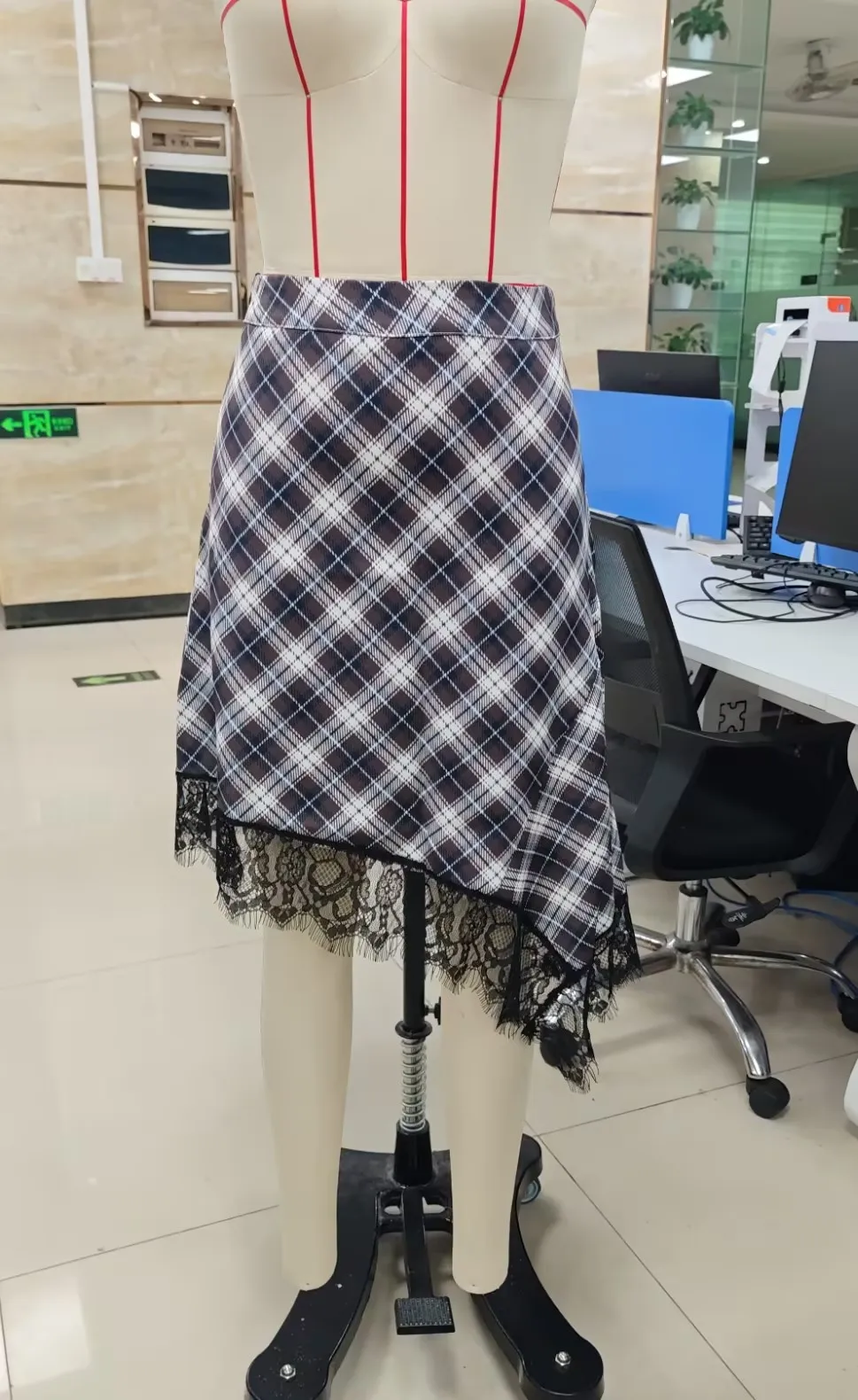 

Стильный образ с нашей юбкой-полусолнце в клетку с кружевом светло-коричневого цвета — доступно в размерах S, M, L