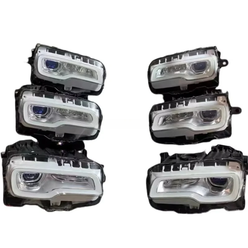 The headlights of  luxury sedan are  blue sapphire-shaped left and right turn signals of For Rolls-Royce car.