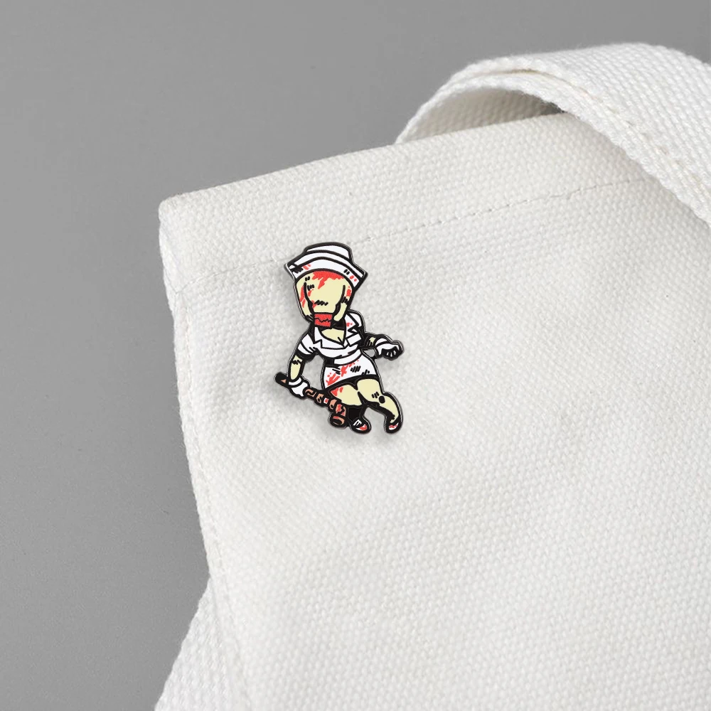 Halloween Blutige Krankenschwester Emaille-Anstecker Horror-Spiel-Charakter Inspiriertes Metall-Abzeichen Klassisches Retro-Gaming-Zubehör Geschenk für Gamer-Fans – Detail 7
