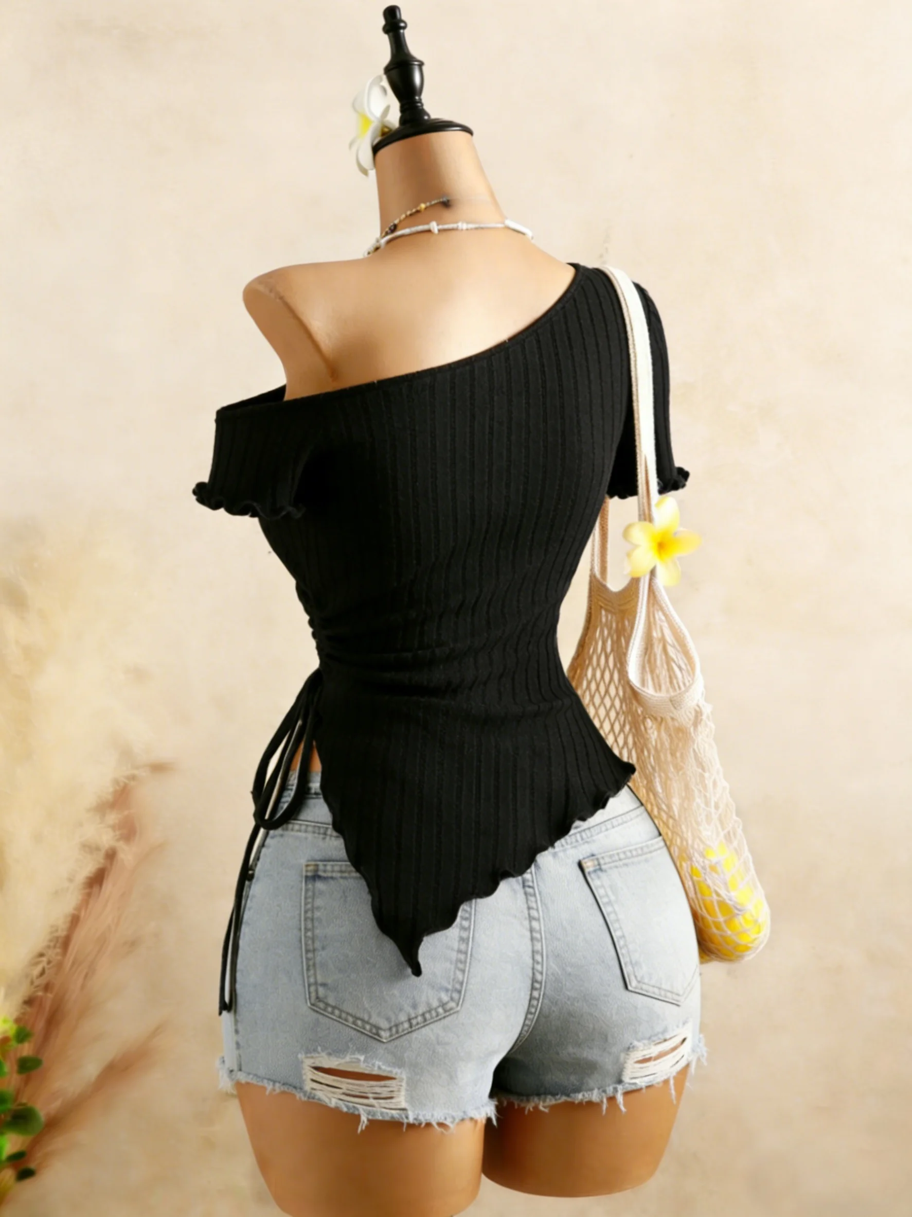 Damen One-Shoulder-Kurzarm-Top aus geripptem Strick mit seitlichem Kordelzug, gerafftem asymmetrischem Wellensaum, schmaler Passform, einfarbig schwarz, Sommer Y2K T-Shirt – Detail 7