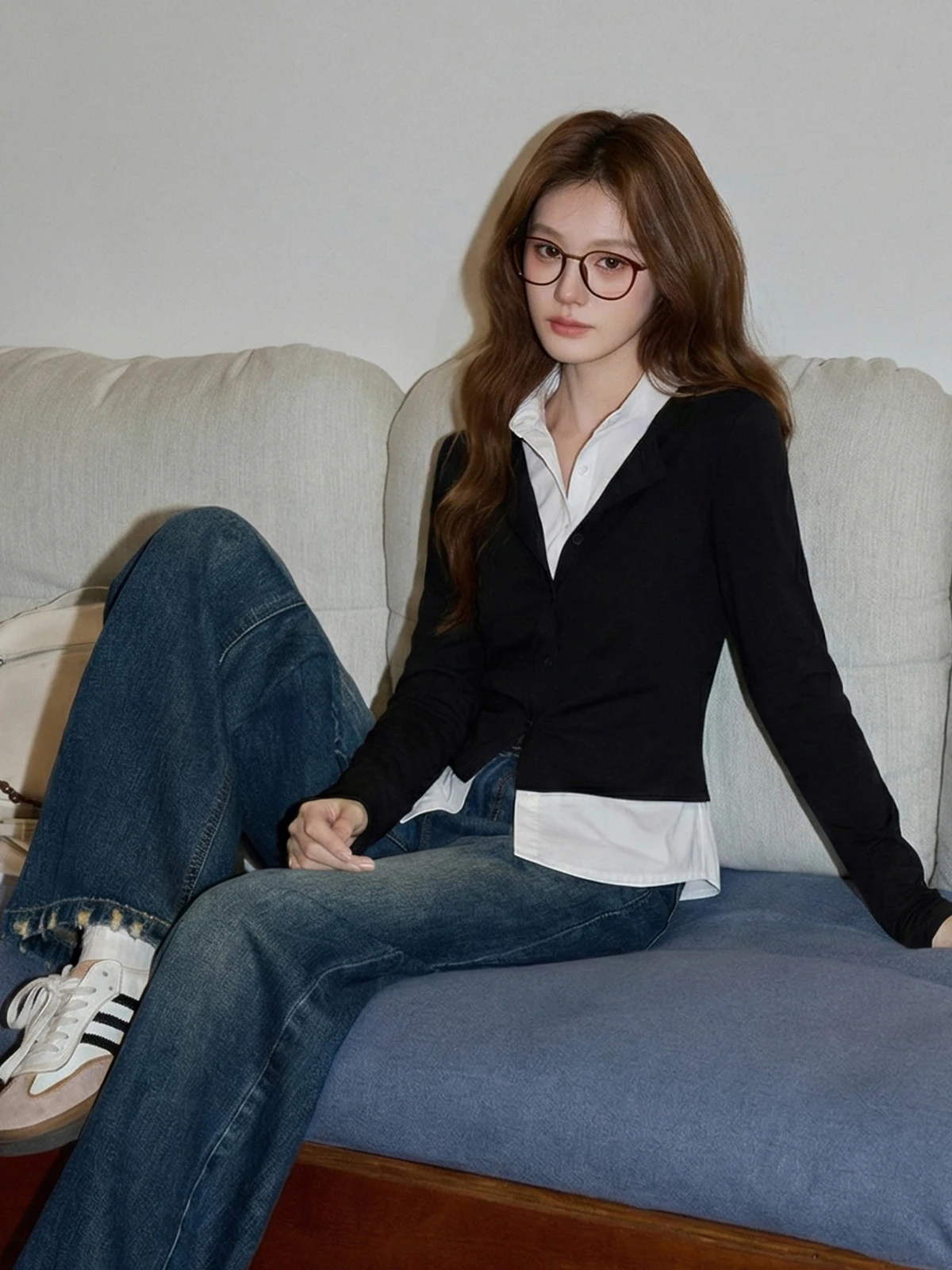 

Новинка! Женский модный комплект из двух предметов: приталенная трикотажная футболка с V-образным вырезом и длинным рукавом, черная, в корейском стиле, дышащая.