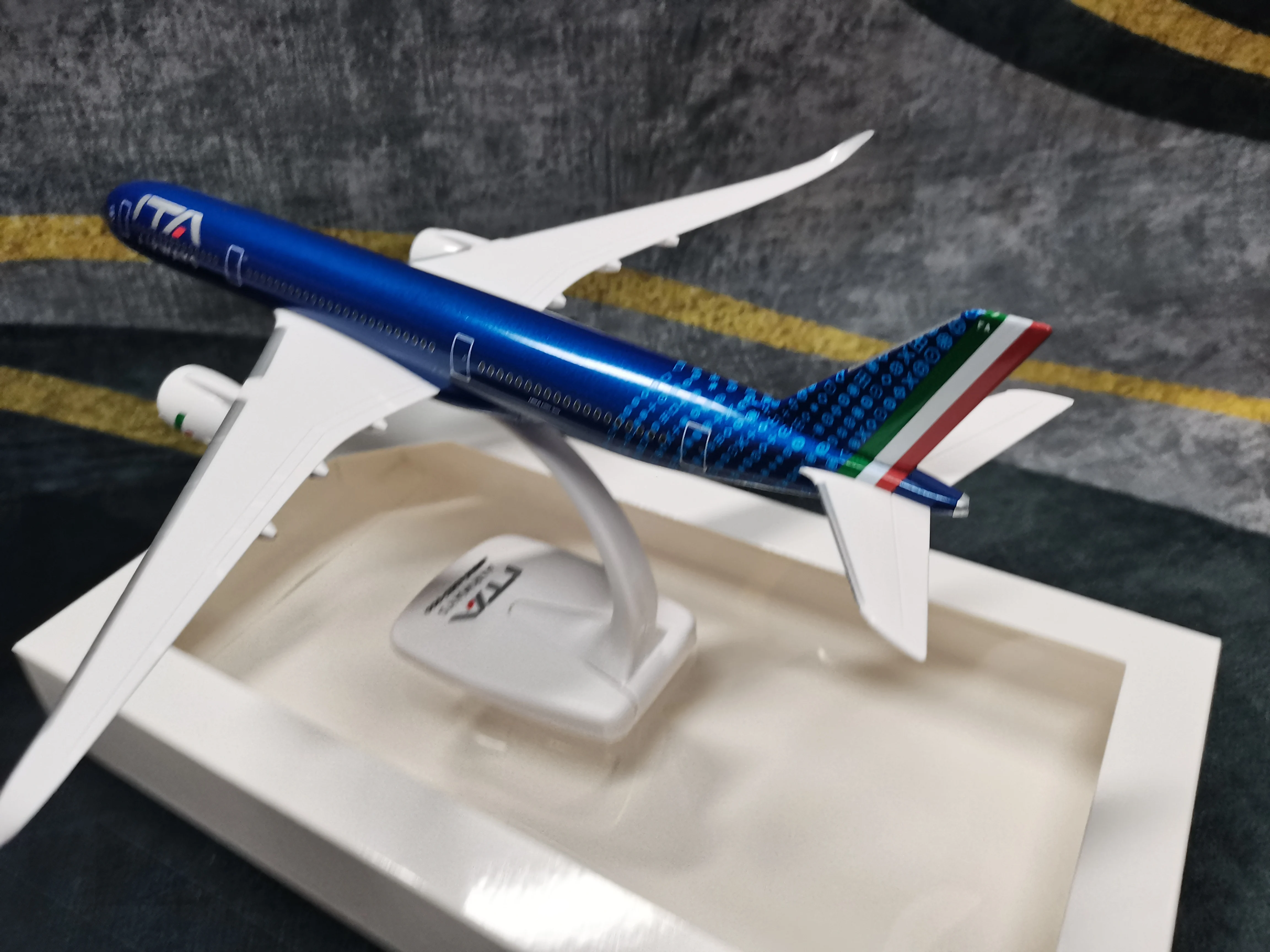 Maßstab 1:200 A350-900 Italien ITA Airline Flugzeug Spielzeug Kunststoff ABS Montage Flugzeug Modell Flugzeuge Spielzeug zum Sammeln Geschenk von Aviati