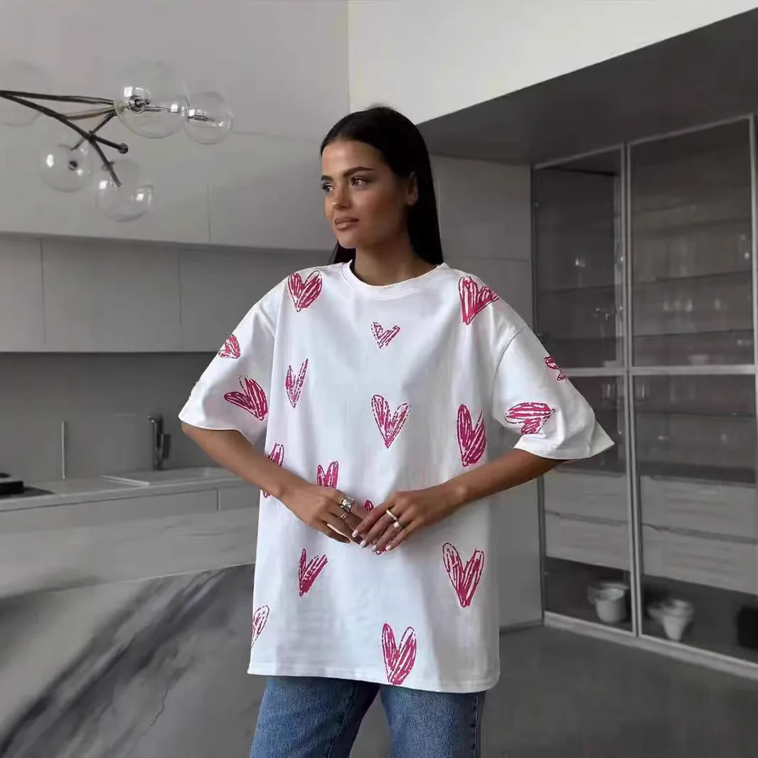 เสื้อยืดพิมพ์ลายหัวใจสไตล์ลำลองสำหรับผู้หญิง ทรงหลวม สไตล์ยุโรป เอวปกติ ผ้าอื่นๆ