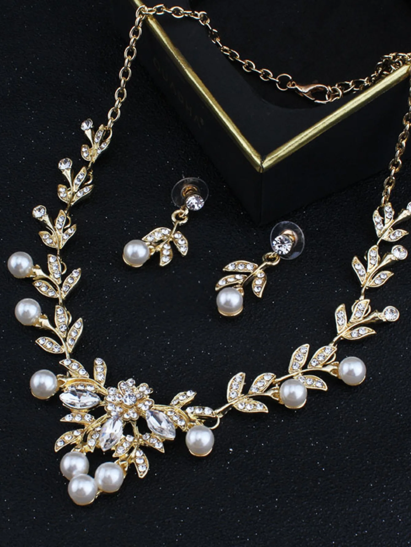 3 pieces of fashionable women\'s sparkling pearl set, rhinestone necklace, earrings, party and banquet accessories