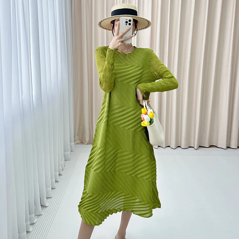 

Miyake Dress Women's Spring and Autumn 2024 New Long Sleeved Round Neck High End Pleated Solid Color Temperament Long Dress