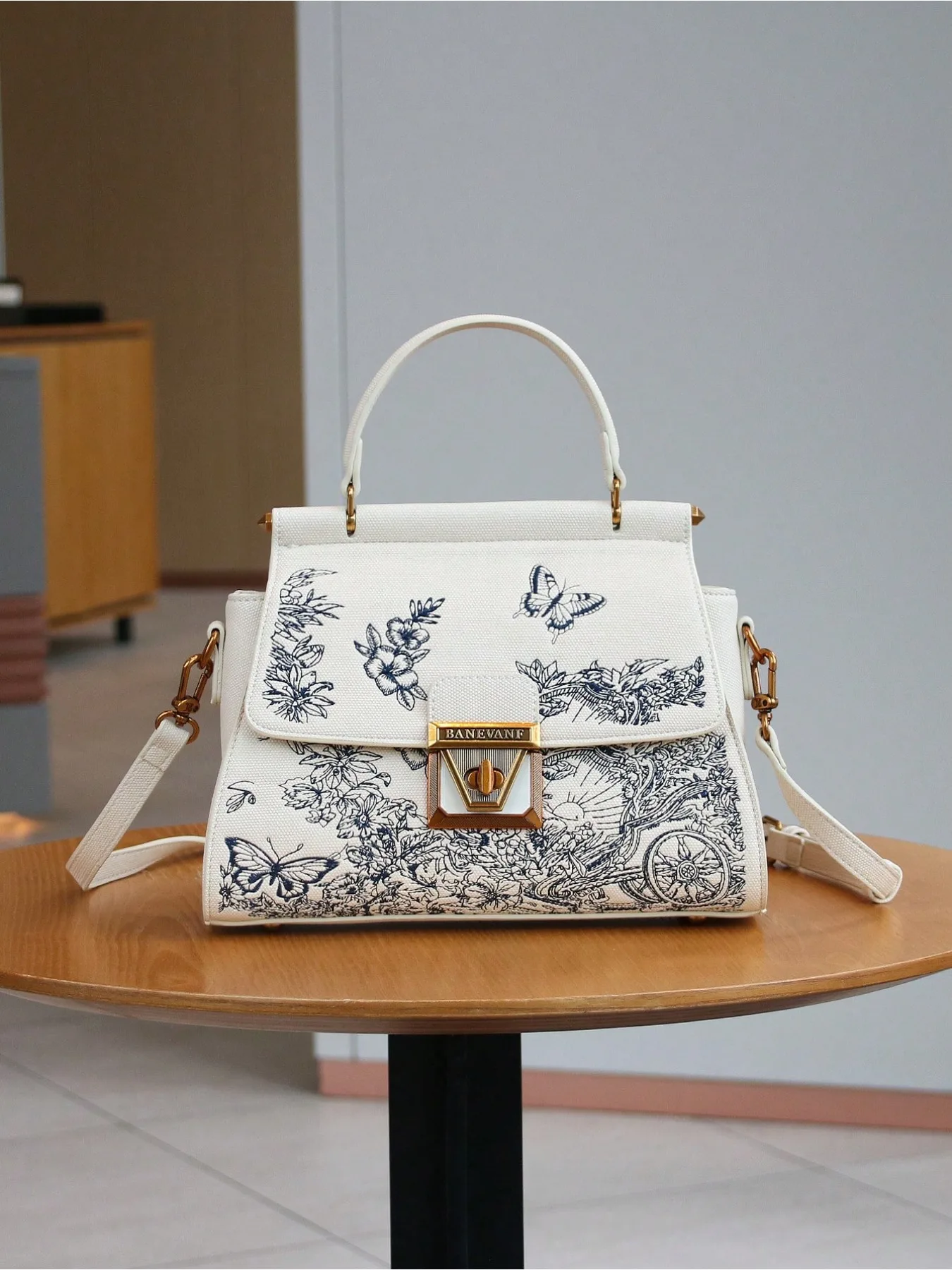 

Fashionable Versatile Chinese Style Luxury Large Capacity Small Square Bag With Flowers Embroidery Niche Design Handbag