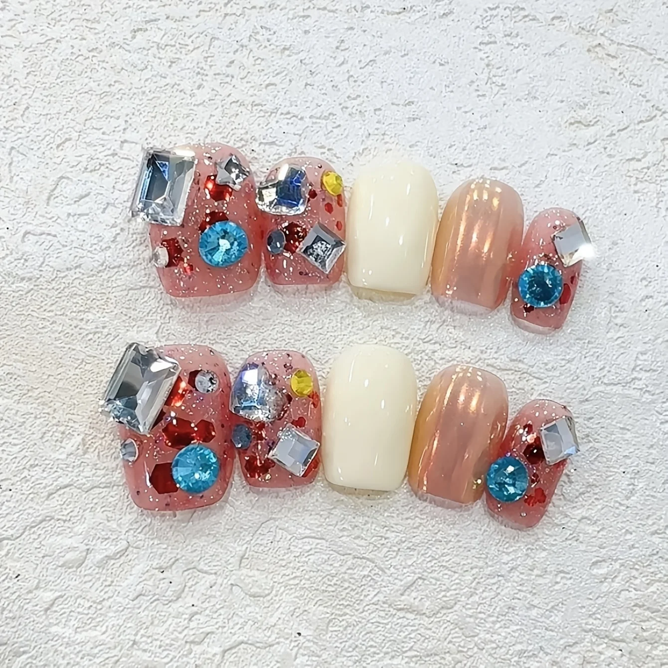 10 قطع من الأظافر المزيفة المصنوعة يدويًا من الماس القصير الملون الراقية، مجموعة ألوان ماسية قصيرة مزاجية خفيفة رقعة أظافر بيضاء فاخرة