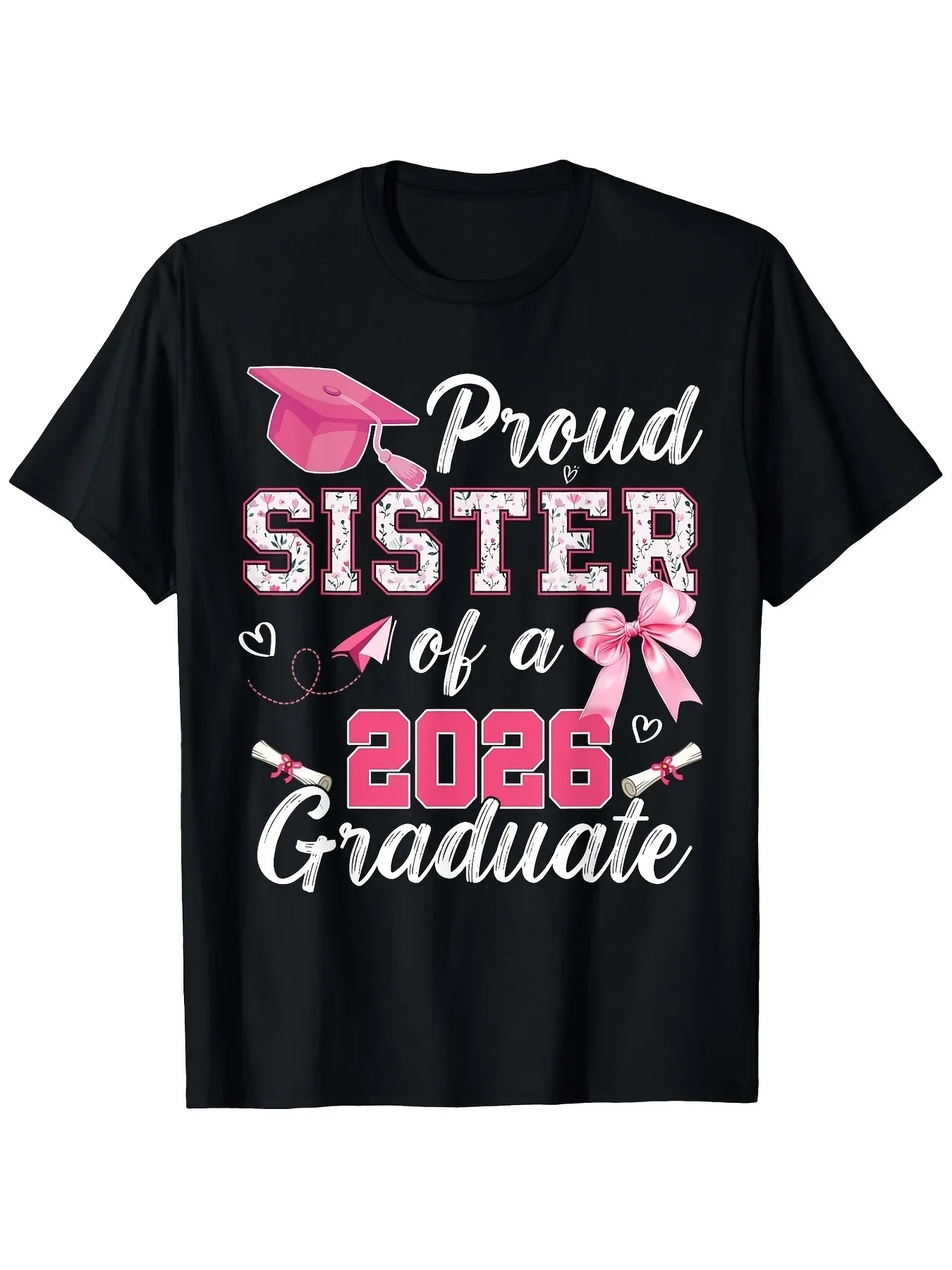 Camiseta Unisex Talla Grande para Hermana Graduada 2026 - Camiseta Negra con Estampado de Certificado de Graduación Rosa y la Palabra 2026, Diseño de Porta-Certificado de Graduación, Cuello Redondo Cómodo, Ajuste Casual de Manga Corta, Ideal para la Graduación 2026