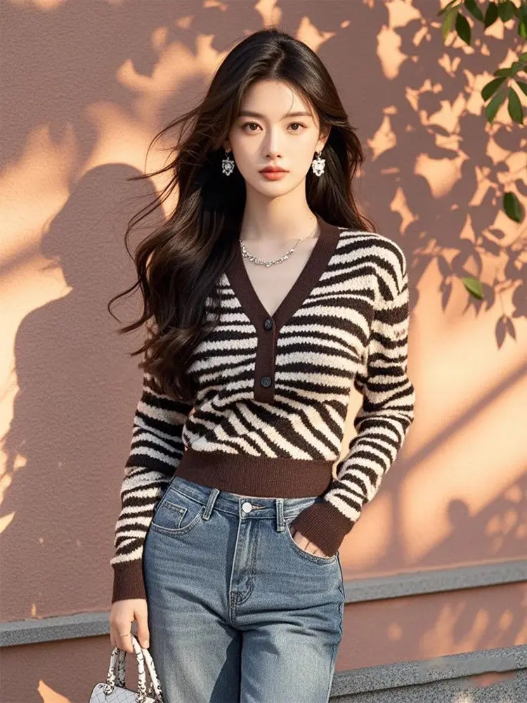 

Gagarich Autumn Winter Zebra Pattern V-neck Knitted Bottom Shirt Women Interior Design Small Narrow Fit Short Pullover Top