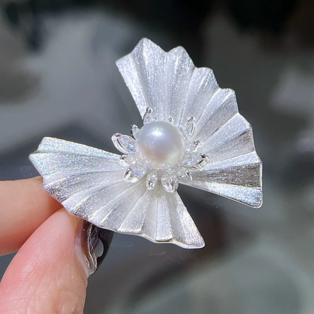 

Трехмерная серебряная брошь-бант с матовой отделкой, инкрустированная цирконом и пресноводным жемчугом, изысканная модная брошь для банкетов и пальто