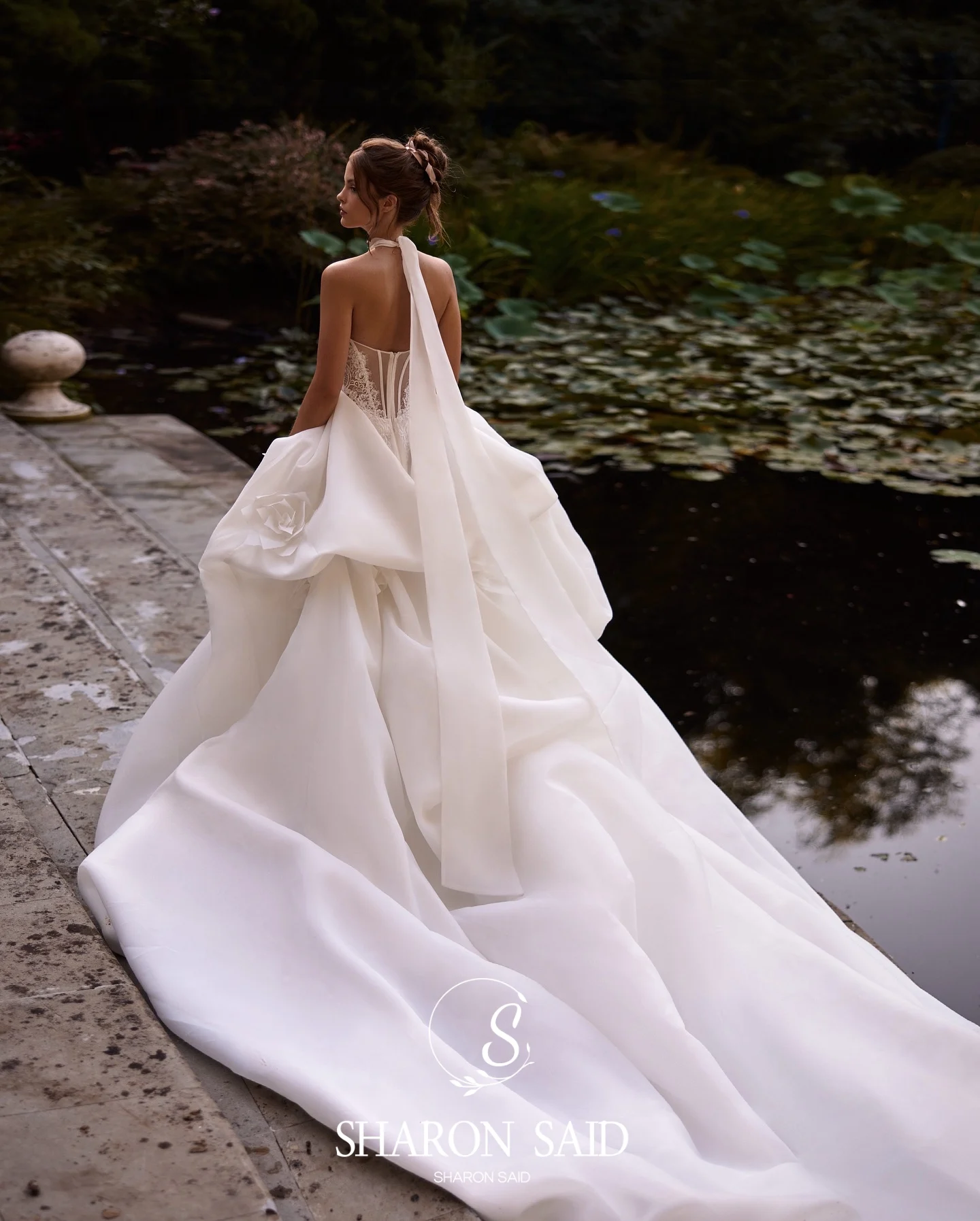 シャロンはエレガントなホルター A ラインオフホワイトレースのウェディングドレス 2025 ノースリーブサテンプリーツロマンチックな花嫁ドレス SW121 カスタマイズ