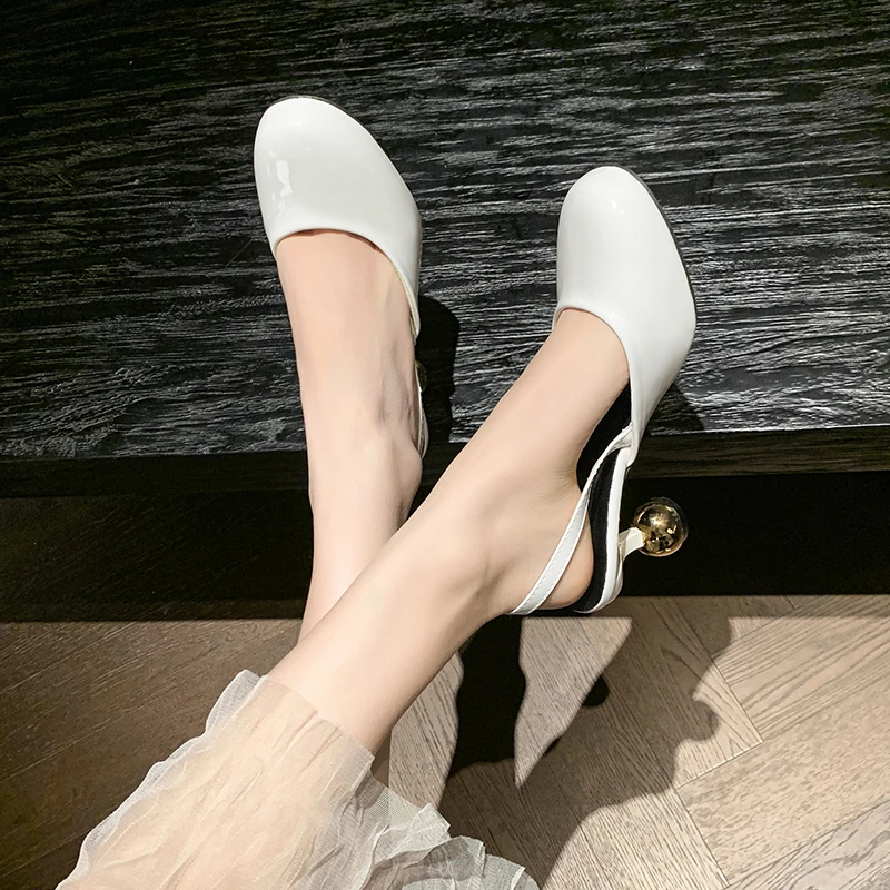 

Новые летние босоножки с открытым задником на высоком каблуке-рюмке с круглым носком, элегантные, во французском стиле, универсальные, модные, с неглубоким вырезом.