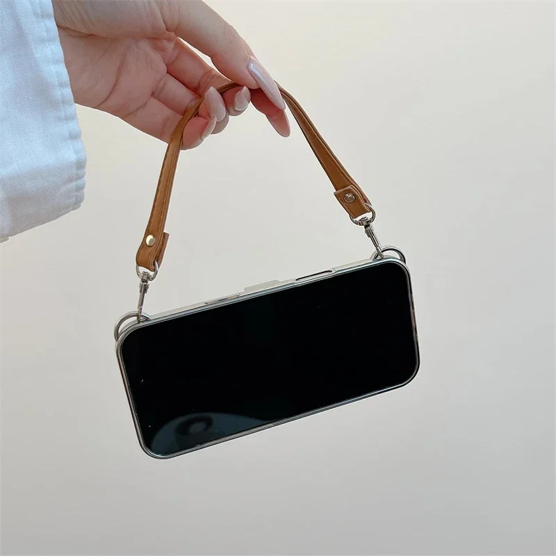Klassische Emily in Paris Kamera-Handyhülle mit Trageriemen für iPhone Air 17 16 15 14 13 12 Pro Max Plus 17Pro Rosa Leder-Handyhülle – Detail 10