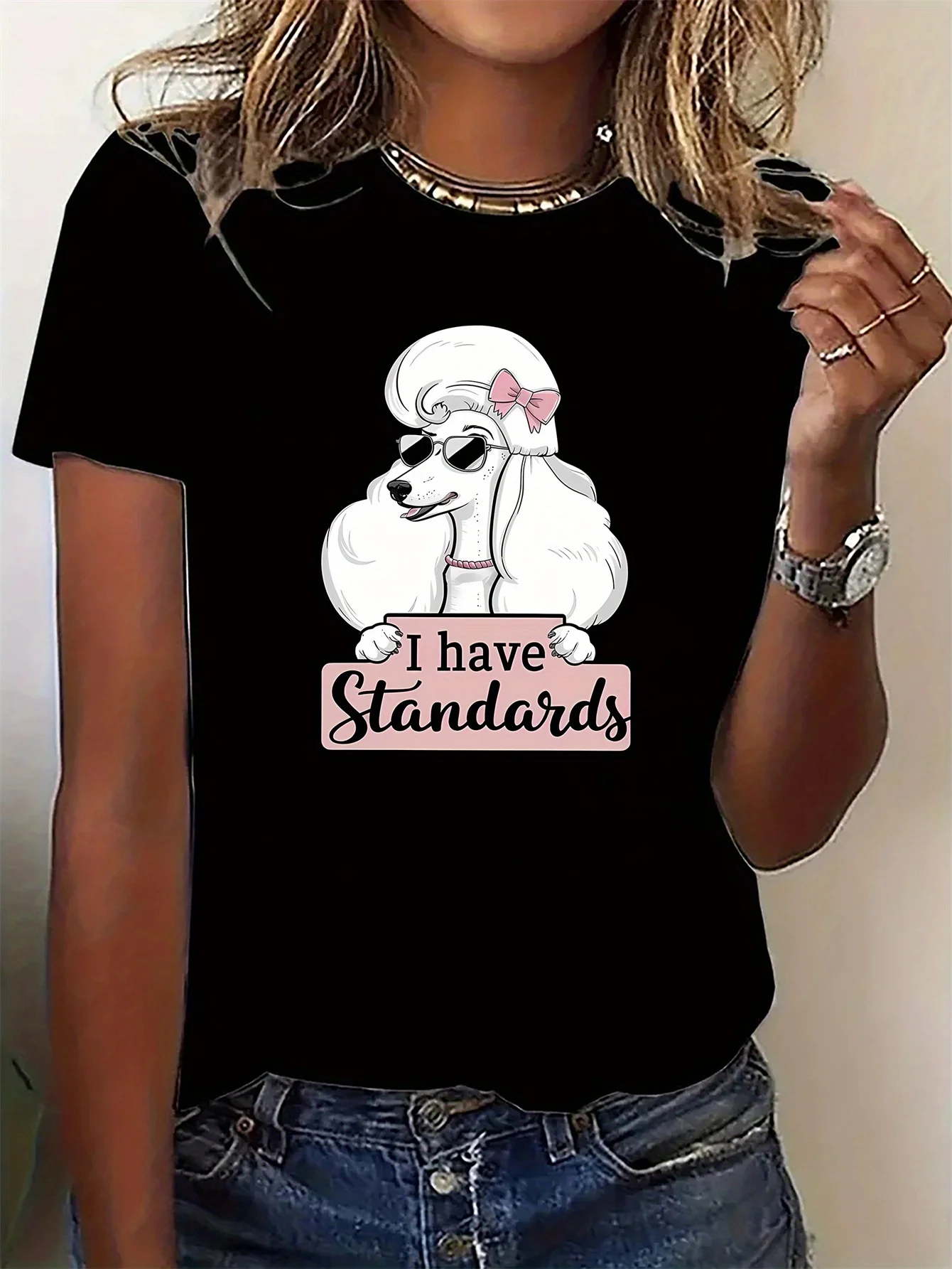 تي شيرت نسائي أنيق برقبة دائرية وأكمام قصيرة، رسم بودل أبيض، قميص رياضي كاجوال، بوليستر محبوك، مناسب لجميع المواسم