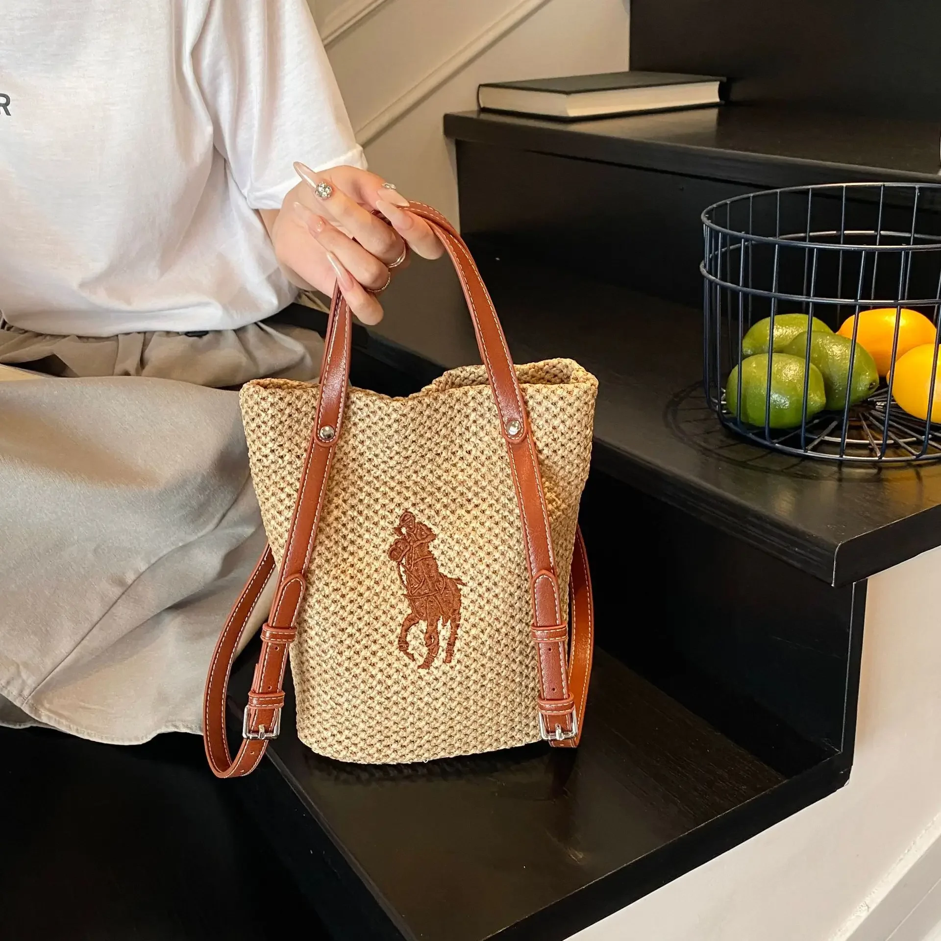 

New 2025 Women's Designer Straw Woven Bucket Bag - High-End Large-Capacity, Vacation-Ready, Elegant Shoulder/Underarm Handbag