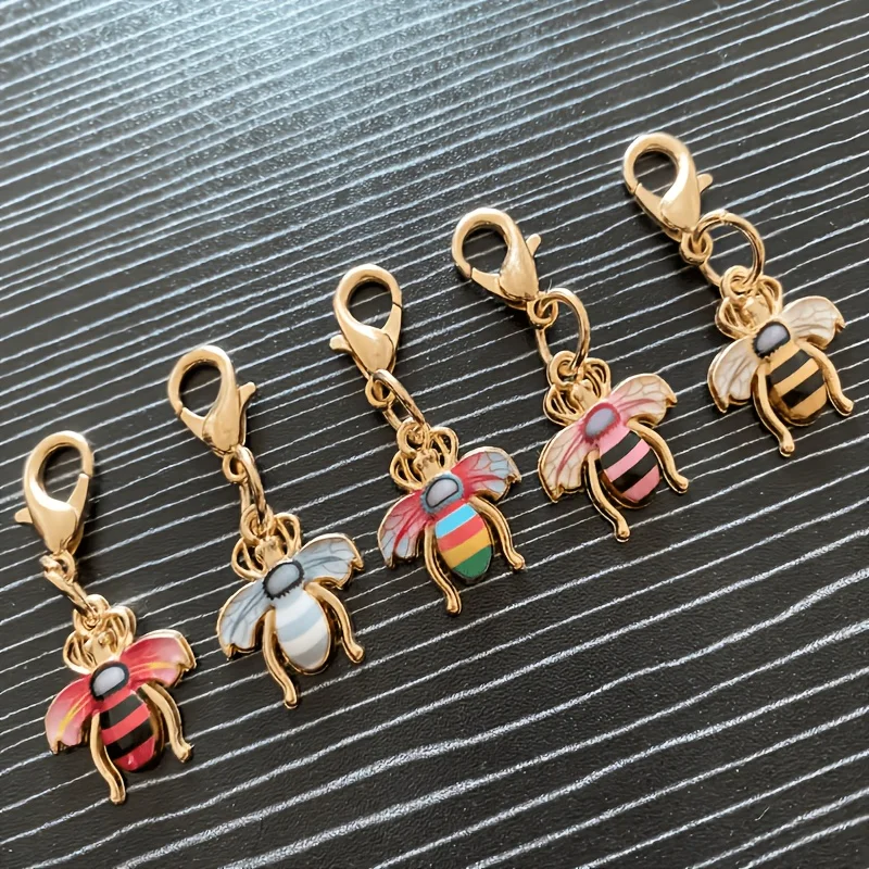 15/10 pièces en couleurs aléatoires, mini porte-clés abeilles mignons et tendance, accessoires polyvalents pour sacs à dos, porte-clés pour téléphone, breloques pour animaux de compagnie, pendentifs créatifs et originaux, cadeaux de fêtes et d'anniversaire, ajoutez un peu de style à vos porte-clés.
