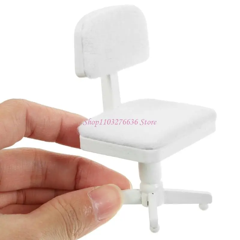 Zestaw szczegółowych mebli biurowych w skali 1/12, zawierający biurko, krzesło, drukarkę, komputer, miniaturowe akcesoria do domku dla lalek.