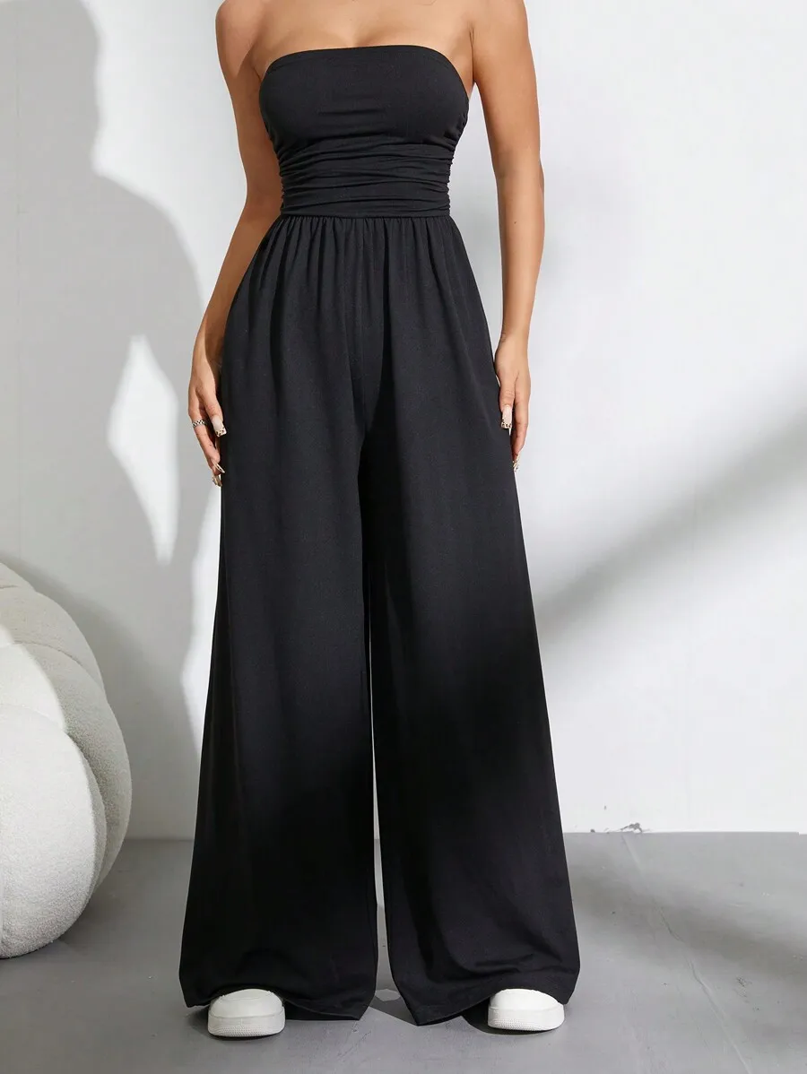 

Женский черный комбинезон с драпировкой и широкими штанинами