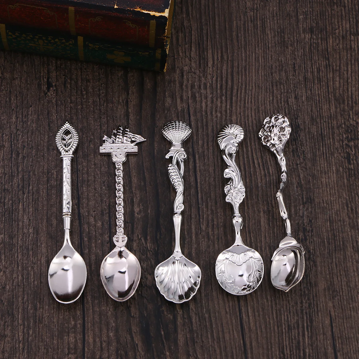 

5Pcs Occident Court Style Retro Coffee Spoons Creative Carved Cutlery Set for Mixing Beverage Cocktail Drink Silver
