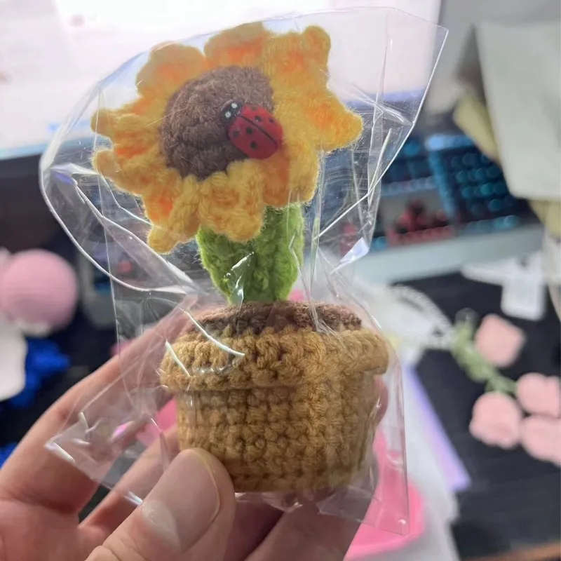 面白い編みぐるみキュウリのぬいぐるみ - 風変わりな野菜のあみぐるみと無料のひまわり鉢植えギフトセット、斬新なデスクデコレーション