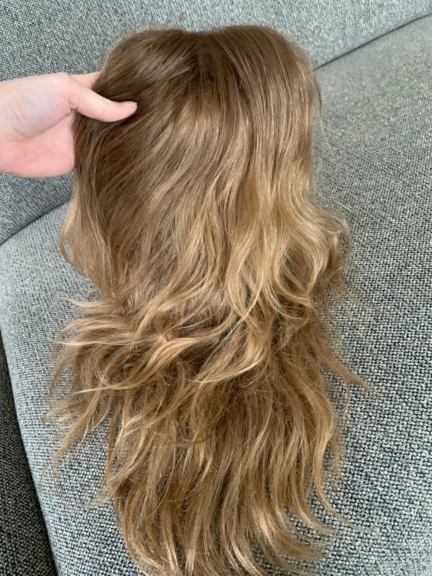 부드러운 허니 블론드 합성 레이스 탑 가발 (어두운 뿌리, 어깨 길이 웨이브, 고품질 13*4 HD 인비저블 레이스 가발, 새로운 스타일)