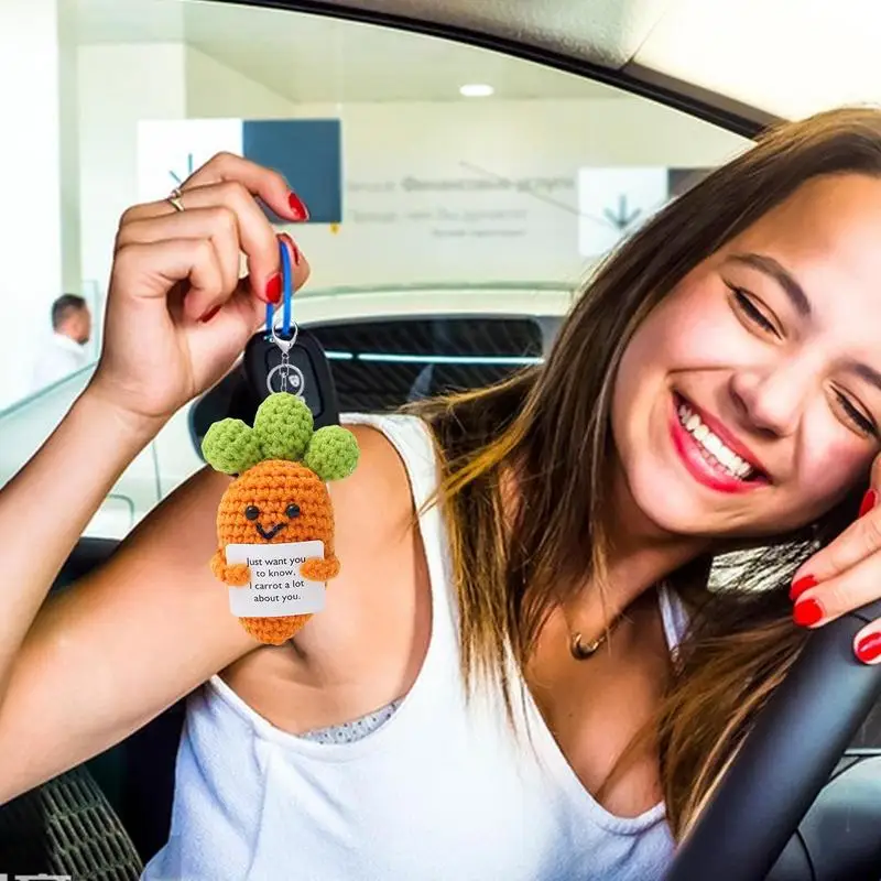 Pozytywna marchewka Ręcznie robiona zabawna szydełkowa marchewka Motywacyjna dzianinowa lalka owocowa Wełniana zabawka dziewiarska Emotional Support Fruit For