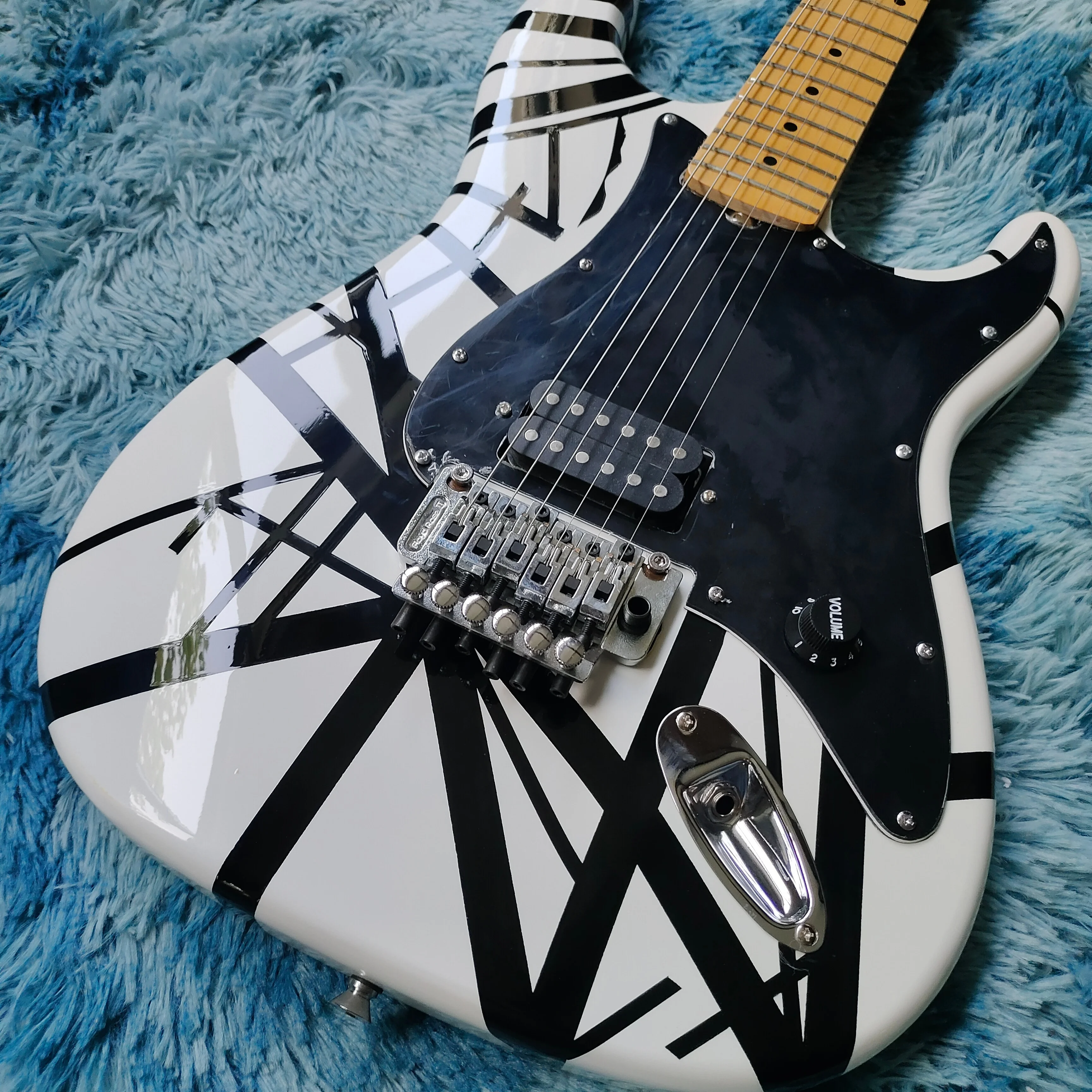 Strw Black White Striped Electric Guitar Linden Wood Body Maple Wood Neck Double Shakefree Shipping-image