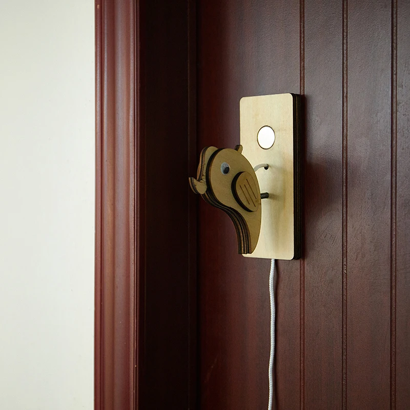 جرس باب خشبي إبداعي مصنوع يدويًا بحبل سحب ، قرع خشبي ، قرع باب عتيق للفصول الدراسية للمنازل