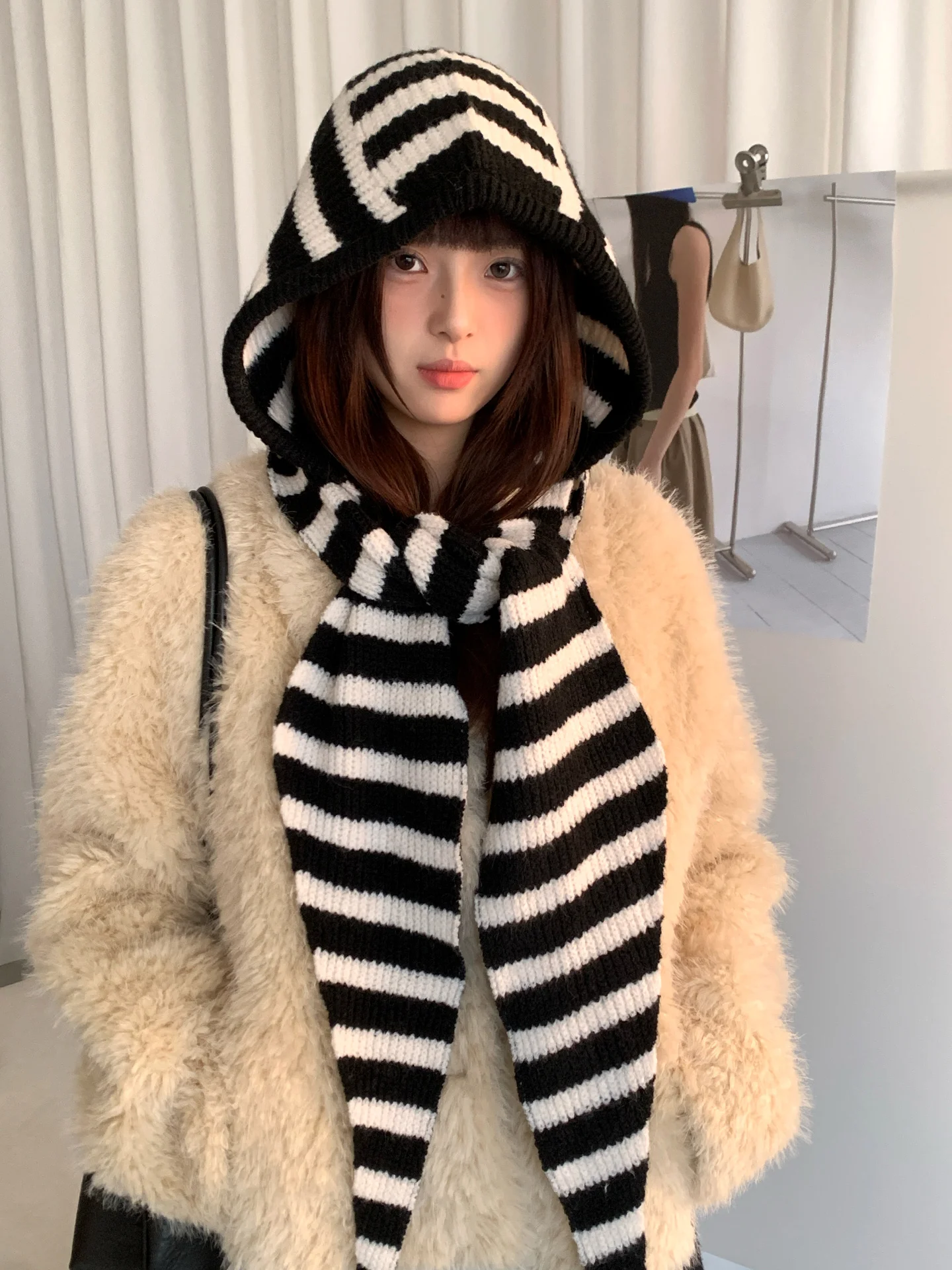 الصوفية الكورية نمط أبيض وأسود مخطط محبوك بالاكلافا للنساء شتاء دافئ سدادات حماية الأذن قبعة وشاح قطعة واحدة