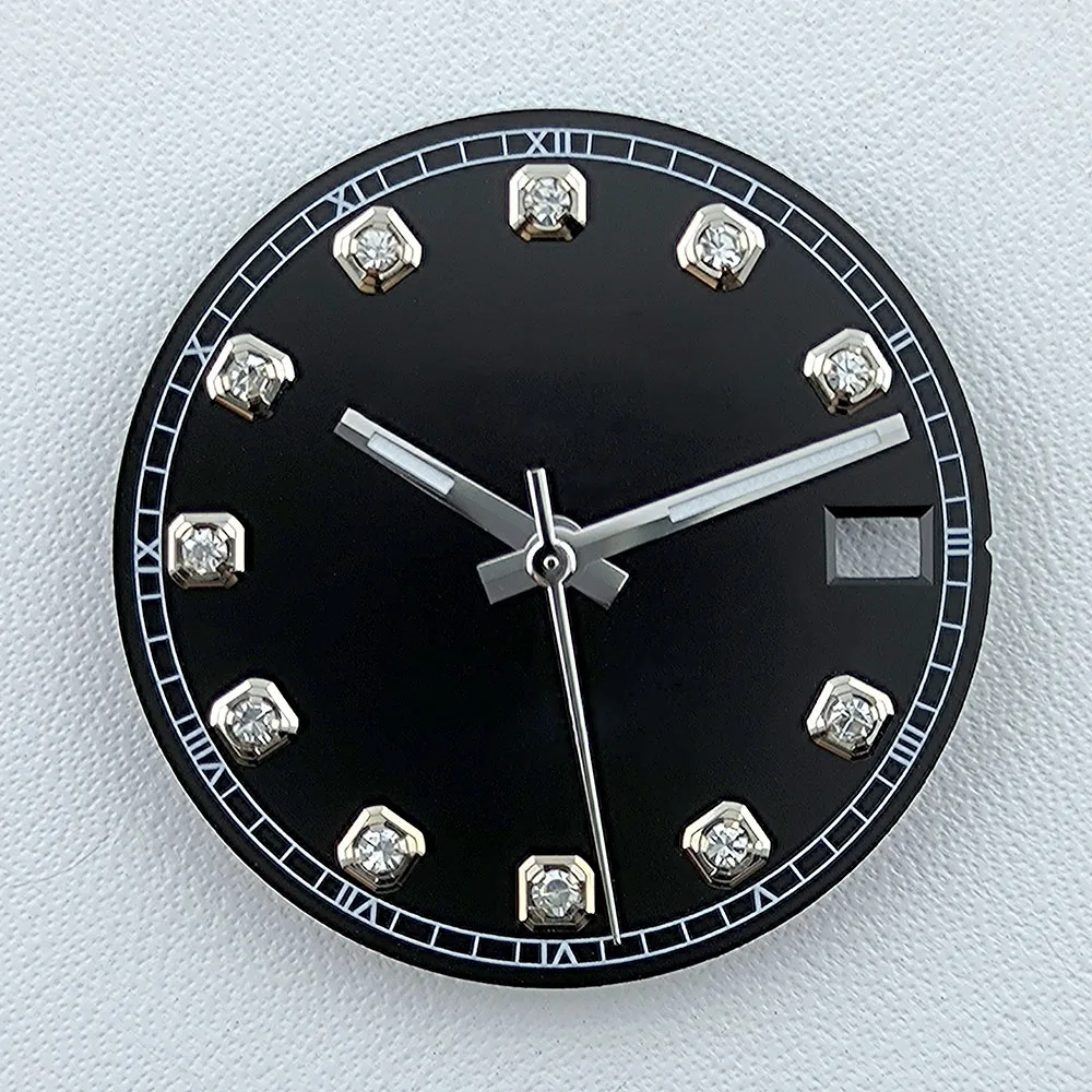 Циферблат NH35 28,5 мм. Циферблат с индивидуальным логотипом. Алмазный индекс. Совместим с механизмом NH35. Вставка корпуса с заводной головкой на 3 часа.