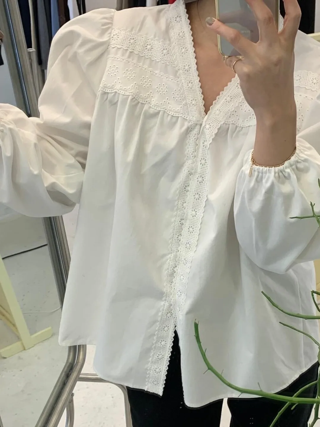 

Chic Lace V-ne Bubble Sve irt Women's Loose Faionable White irt Age-reducing Ele Versatile Long Sve Top