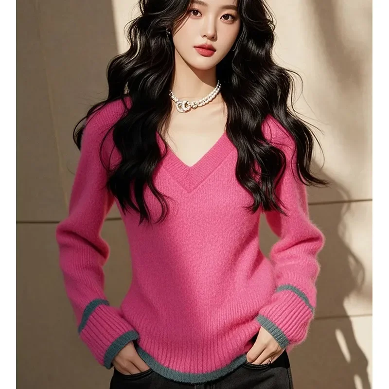 بلوفر نسائي ذو رقبة على شكل حرف V باللون الأحمر الوردي