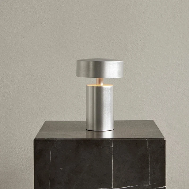 Design minimaliste moderne USB charge Mini lampe de bureau salle à manger chambre bureau éclairage lampe de Protection des yeux