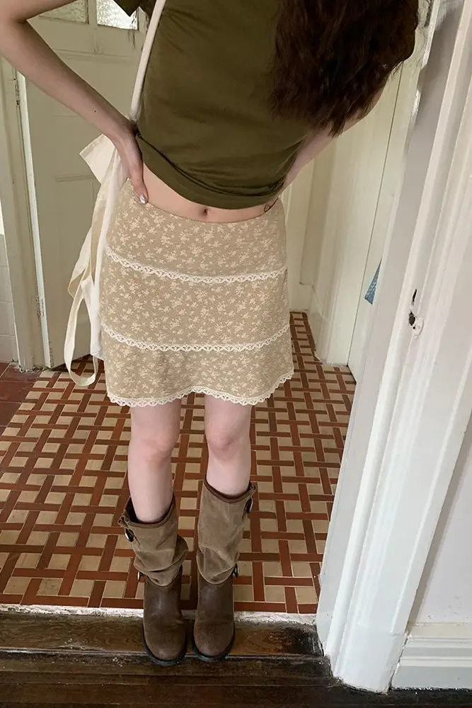 

Новая летняя короткая юбка Gagarich 2026 в стиле ретро с цветочным узором, кружевными вставками, высокой талией, эффектом стройности и А-силуэтом для создания дерзкого образа